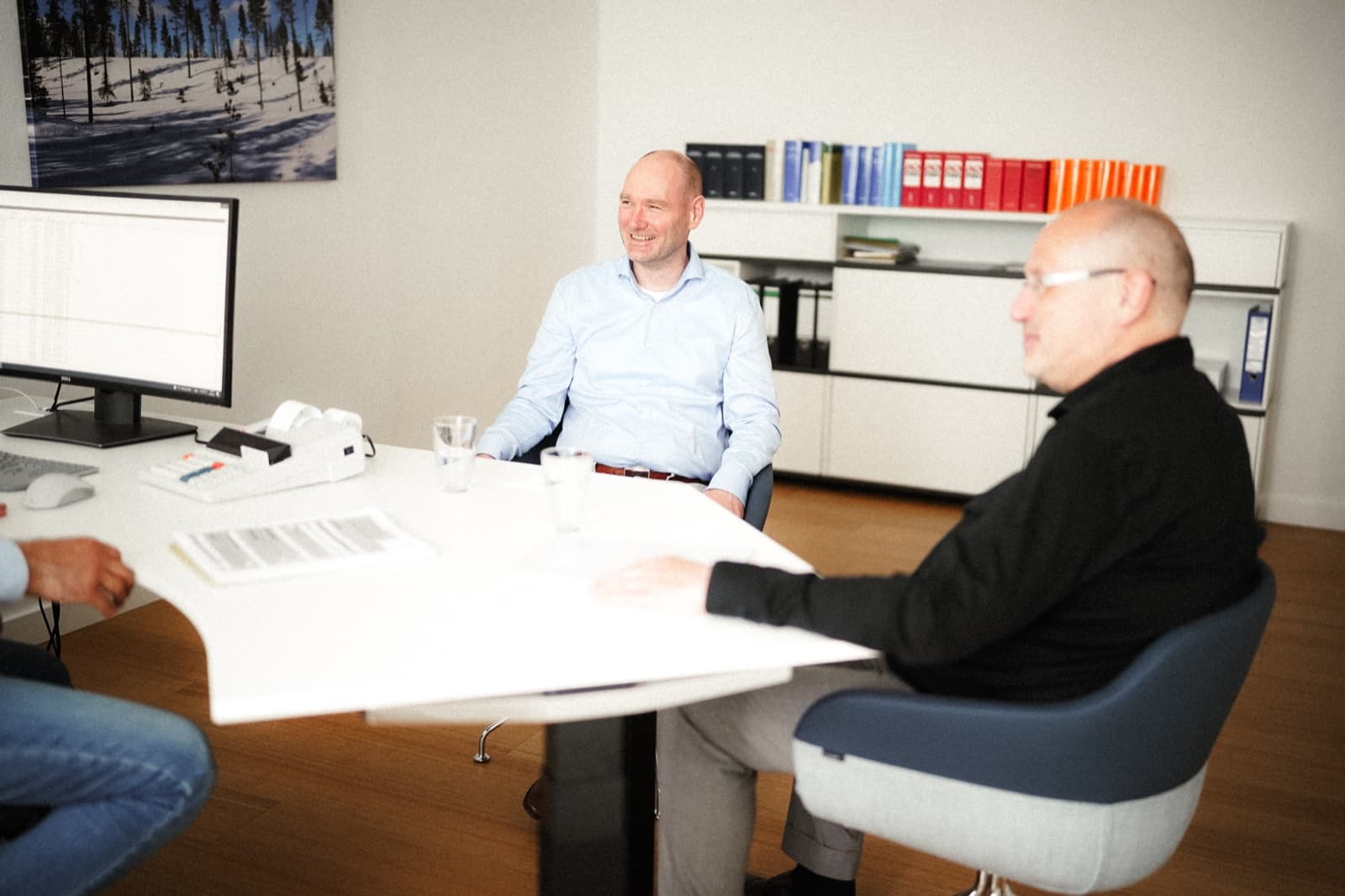 Willi und Tobias Neuß am Besprechungstisch