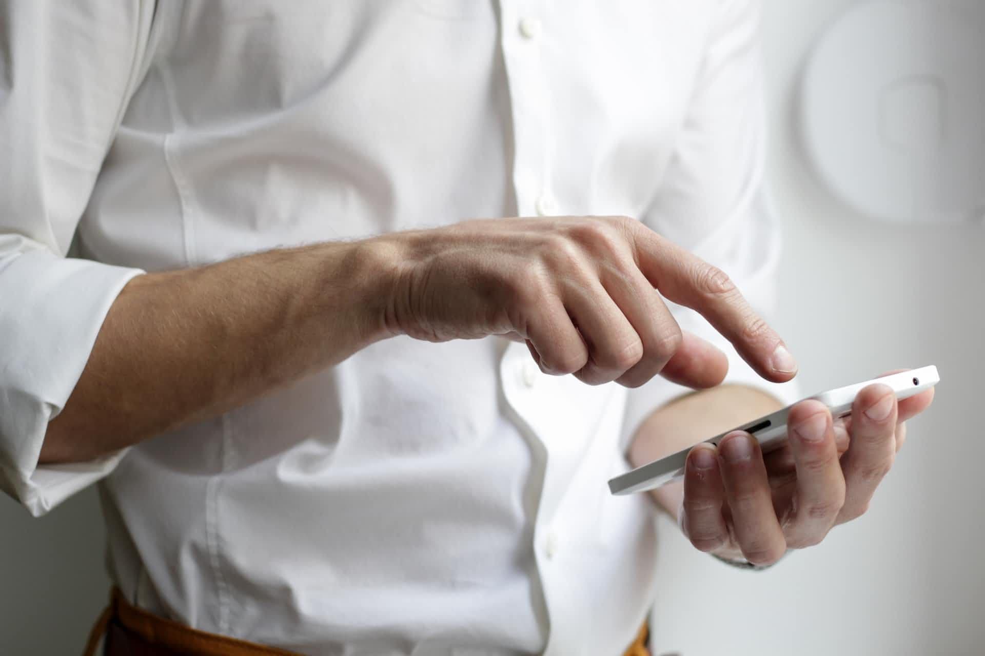Hände mit Smartphone